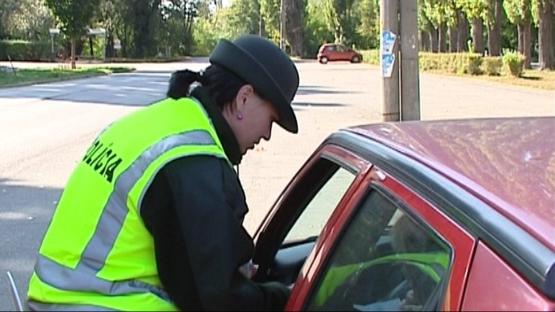 Policajtka zadržiava šoférovi vodičský preukaz